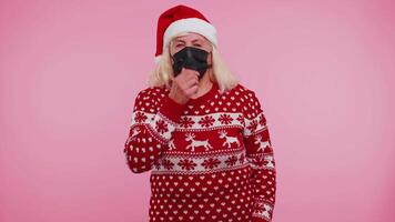senior jul mormor bär ansikte mask ppe till säker från coronavirus på låsning karantän video