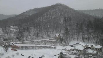 aéreo Visão do uma Nevado Vila dentro a montanhas video