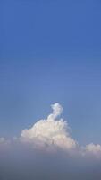 blanco mullido nubes abierto para fantasía idea forma en contra brillante azul cielo para antecedentes con Copiar espacio, gráfico recurso, nube movimiento desde el viento foto