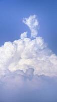 blanco mullido nubes abierto para fantasía idea forma en contra brillante azul cielo para antecedentes con Copiar espacio, gráfico recurso, nube movimiento desde el viento foto