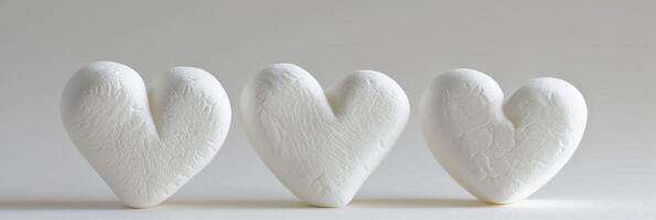 ai generado Malvaviscos corazones en blanco con amor confitería y dulce postre texturas para San Valentín decoración foto