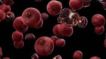 faller granatäpple på en svart bakgrund video