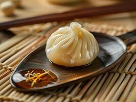 ai generado un soltero delicioso Xiao largo bao delicadamente descansando en un bambú cuchara. generativo ai. foto