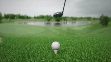 frappe une le golf Balle avec une club sur le champ de face vue dans lent mouvement video