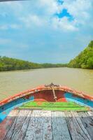 de madera barco excursión mediante el mangle bosque ecosistema en Indonesia foto