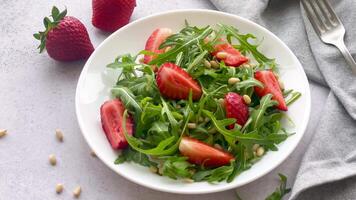 vitamine salade de fraise avec Roquette video