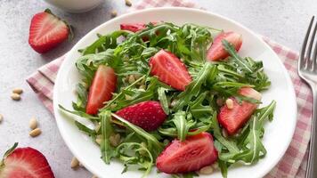 vitamine salade de fraise avec Roquette video