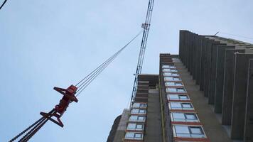 alto gru lavori su edificio luogo. clip. costruzione di il Residenziale edifici, alto salire Residenziale complesso sotto costruzione. video