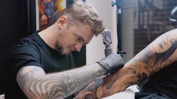 profesional tatuaje en conformidad con sanitario salud la seguridad estándares el proceso de tatuajes un del hombre mano en un tatuaje salón video