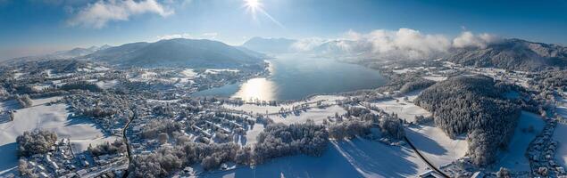 Tegernsee lago baviera hermosa invierno panorama. karwendel Alpes foto