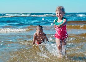 joven contento niño niña y chico de europeo apariencia teniendo divertido en agua en el playa y salpicaduras, tropicales verano vocaciones,vacaciones.a niño disfruta el familia.mar Días festivos concepto.copiar espacio. foto