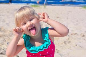 riendo pequeño niña de europeo apariencia años de 4 4 retrato a el playa tropical verano vocaciones,vacaciones.a niño disfruta el mar.copia espacio.cerrar arriba foto