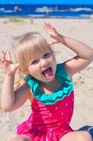 riendo pequeño niña de europeo apariencia años de 4 4 retrato a el playa tropical verano vocaciones,vacaciones.a niño disfruta el mar.cerrar arriba foto