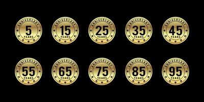 colección de 15, 25, 35, 45, 55, 65, 75, 85, 95º aniversario logos oro circulo insignias en negro antecedentes vector