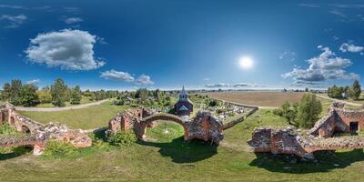 lleno sin costura esférico hdri 360 panorama dentro arruinado abandonado Iglesia con arcos sin techo en equirrectangular proyección con cenit y nadir, Listo para vr virtual realidad contenido foto