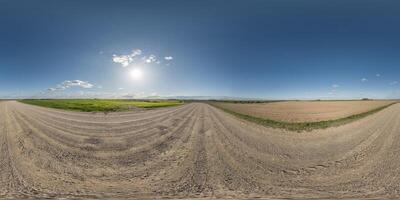 360 hdri panorama en grava la carretera con marcas desde coche o tractor llantas con nubes en azul cielo en equirrectangular esférico sin costura proyección, bóveda celeste reemplazo en zumbido panoramas foto