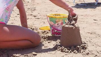 langzaam beweging kinderen spelen met zand Aan de strand gebouw zand kasteel door zichzelf. familie vakantie en vakantie concept.hoog kwaliteit full HD beeldmateriaal video