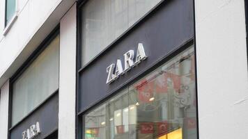 Turquía Estanbul 18 julio 2023., zara Tienda frente presentando un metal firmar en un moderno fuente en un vaso fachada video