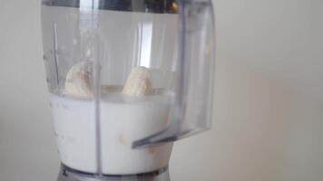 mengsel bananen en melk in een blender voor een gezond smoothie video