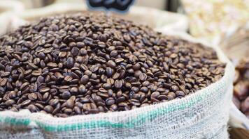 une sac de café des haricots vente à Istanbul marché video