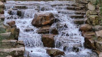 pequeño cascada a público parque en Estanbul video