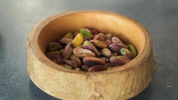 de madera cuenco lleno con pistachos, un natural y nutritivo superalimento video