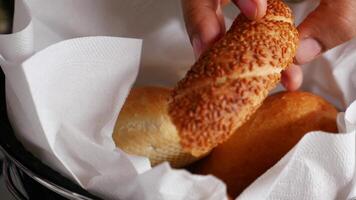 vrouw hand- plukken een Turks bagel simit video