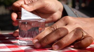 water in een plastic houder Aan een tafel video