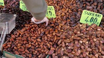 Rückseite Aussicht von f Hand wählen Datum Obst Verkauf beim lokal Markt video