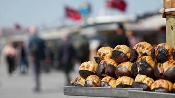 traditioneel Istanbul straat voedsel gegrild kastanjes in een rij video