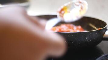 cucinando padella su elettrico fornello, elettrico stufa è riscaldato per rosso. video