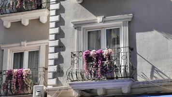 un edificio con un lote de ventanas y balcones en eso video