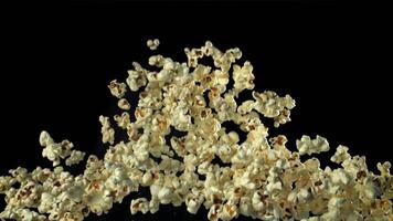 Popcorn fliegt oben und Stürze runter. auf ein schwarz Hintergrund. gefilmt auf ein schnelle Geschwindigkeit Kamera beim 1000 fps. hoch Qualität fullhd Aufnahmen video