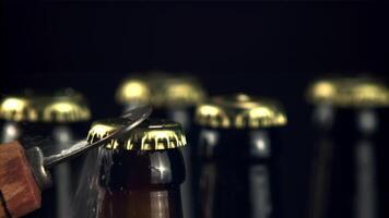 super langzaam beweging opener Open een fles van bier met spatten en schuim. Aan een zwart achtergrond. gefilmd Aan een hoge snelheid camera Bij 1000 fps. video