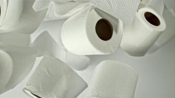 toilet papier gaat omhoog en omlaag. Aan een wit achtergrond. gefilmd Aan een hoge snelheid camera Bij 1000 fps. hoog kwaliteit full HD beeldmateriaal video