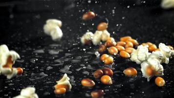 Popcorn esplode nel un' padella con un' spruzzo di olio. girato su un' alta velocità telecamera a 1000 fps. alto qualità FullHD metraggio video