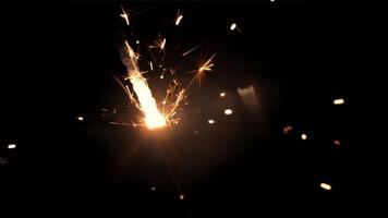 sparklers per il vacanza. girato su un' alta velocità telecamera a 1000 fps. alto qualità FullHD metraggio video