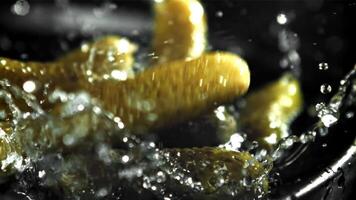 gepekeld komkommers vallen met spatten. gefilmd Aan een hoge snelheid camera Bij 1000 fps. hoog kwaliteit full HD beeldmateriaal video