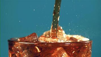 Coca Cola è versato in un' bicchiere con Ghiaccio. girato è lento movimento 1000 fps. alto qualità FullHD metraggio video