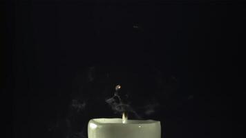 extinguido vela con fumar. filmado es lento movimiento 1000 fps. alto calidad full HD imágenes video
