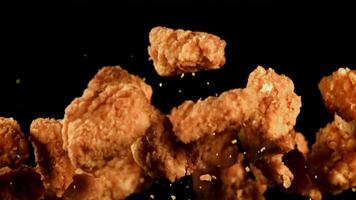 nuggets flyga upp och falla ner. filmad är långsam rörelse 1000 fps. hög kvalitet full HD antal fot video