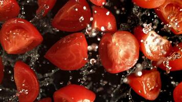 tomate rebanadas mosca arriba con agua gotas. filmado es lento movimiento 1000 fps. alto calidad full HD imágenes video