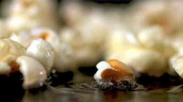 el súper lento movimiento de el grano es eslinga explota con salpicaduras de aceite. filmado en un alta velocidad cámara a 1000 fps. alto calidad full HD imágenes video