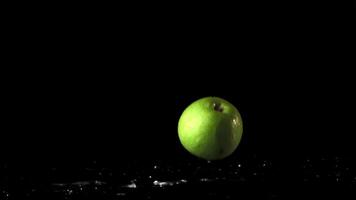 súper lento movimiento verde manzanas otoño en el mesa con gotas de agua. en un negro antecedentes. filmado en un alta velocidad cámara a 1000 fps. alto calidad full HD imágenes video