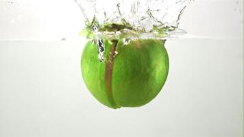 súper lento movimiento Fresco jugoso manzana caídas dentro el agua con salpicaduras en un blanco antecedentes. filmado en un alta velocidad cámara a 1000 fps. alto calidad full HD imágenes video