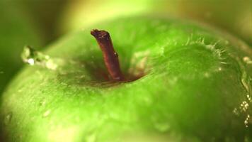 super langzaam beweging Aan de groen appel druppels water. macro achtergrond. gefilmd Aan een hoge snelheid camera Bij 1000 fps. hoog kwaliteit full HD beeldmateriaal video