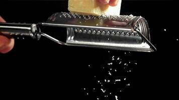 un' capocuoco grate parmigiano formaggio. girato su un' alta velocità telecamera a 1000 fps. alto qualità FullHD metraggio video