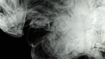 grueso blanco fumar. filmado en un alta velocidad cámara a 1000 fps. alto calidad full HD imágenes video