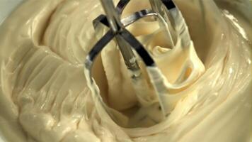 Super schleppend Bewegung Auspeitschen hausgemacht Mayonnaise mit ein Rührgerät. Makro Hintergrund. gefilmt auf ein schnelle Geschwindigkeit Kamera beim 1000 fps. video