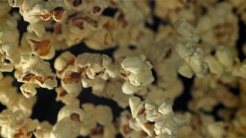 Popcorn mosche su e cascate fuori uso. su un' nero sfondo. girato su un' alta velocità telecamera a 1000 fps. alto qualità FullHD metraggio video